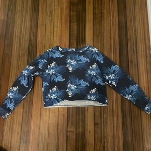Cropped crewneck with a flower design
